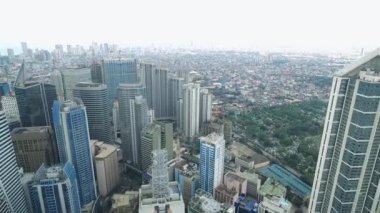 Filipinler 'de Manila Makati şehri. Şehir manzarası Skyline ve İş Gökdelenleri. Manila İş Bölgesi Trafiği.
