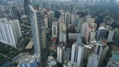Filipinler 'de Manila Makati şehri. Şehir manzarası Skyline ve İş Gökdelenleri. Manila İş Bölgesi Trafiği.