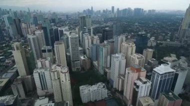 Filipinler 'de Manila Makati şehri. Şehir manzarası Skyline ve İş Gökdelenleri. Manila İş Bölgesi Trafiği.