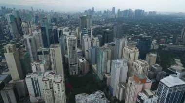 Filipinler 'de Manila Makati şehri. Şehir manzarası Skyline ve İş Gökdelenleri. Manila İş Bölgesi Trafiği.