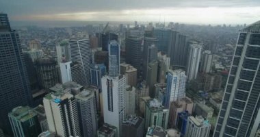 Filipinler 'in Makati şehrinde. Gökdelenler ve gökdelenler arka planda. Manila İş Bölgesi Alanı