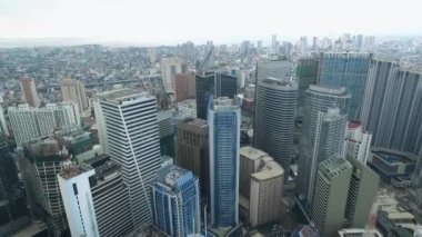 Filipinler 'de Manila Makati şehri. Şehir manzarası Skyline ve İş Gökdelenleri. Manila İş Bölgesi Trafiği.
