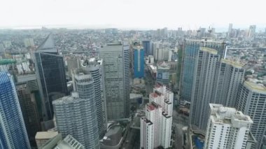 Filipinler 'de Manila Makati şehri. Şehir manzarası Skyline ve İş Gökdelenleri. Manila İş Bölgesi Trafiği.