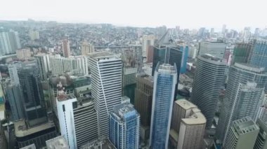 Filipinler 'de Manila Makati şehri. Şehir manzarası Skyline ve İş Gökdelenleri. Manila İş Bölgesi Trafiği.