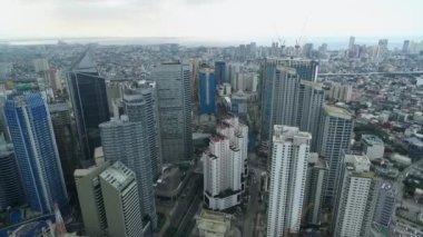 Filipinler 'de Manila Makati şehri. Şehir manzarası Skyline ve İş Gökdelenleri. Manila İş Bölgesi Trafiği.
