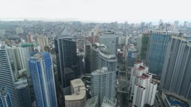 Filipinler 'de Manila Makati şehri. Şehir manzarası Skyline ve İş Gökdelenleri. Manila İş Bölgesi Trafiği.