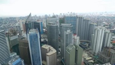 Filipinler 'de Manila Makati şehri. Şehir manzarası Skyline ve İş Gökdelenleri. Manila İş Bölgesi Trafiği.