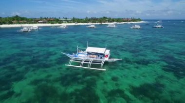 Bounty Beach 'teki tekne ve Cebu, Filipinler' deki Malapascua Adası Sahili. Sulu Denizi ve Güzel Deniz Burnu. İHA