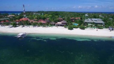 Malapascua Adası Sahili, Cebu, Filipinler. Sulu Denizi, Tekneler ve Arkaplanda Güzel Deniz Burnu. İHA