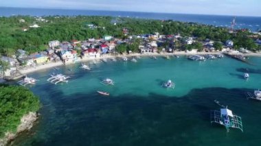Filipinler, Cebu 'daki Malapascua Adası Sahili' ndeki Logon Plajı ve Tekneleri. Sulu Denizi, Tekneler ve Arkaplanda Güzel Deniz Burnu. İHA