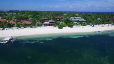 Malapascua Adası Sahili, Cebu, Filipinler. Sulu Denizi, Tekneler ve Arkaplanda Güzel Deniz Burnu. İHA