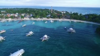 Filipinler, Cebu 'daki Malapascua Adası Sahili' ndeki Logon Plajı ve Tekneleri. Sulu Denizi, Tekneler ve Arkaplanda Güzel Deniz Burnu. İHA