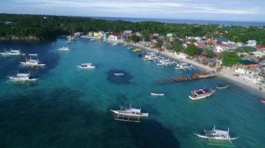 Filipinler, Cebu 'daki Malapascua Adası Sahili' ndeki Logon Plajı ve Tekneleri. Sulu Denizi, Tekneler ve Arkaplanda Güzel Deniz Burnu. İHA