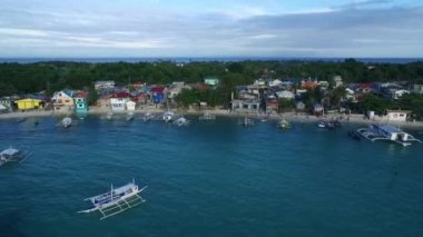 Filipinler, Cebu 'daki Malapascua Adası Sahili' ndeki Logon Plajı ve Tekneleri. Sulu Denizi, Tekneler ve Arkaplanda Güzel Deniz Burnu. İHA