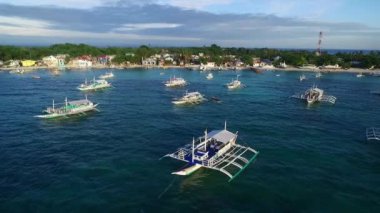 Malapascua Adası Sahili, Cebu, Filipinler. Sulu Denizi, Tekneler ve Arkaplanda Güzel Deniz Burnu. İHA