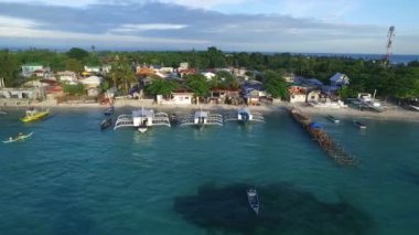Malapascua Adası Sahili, Cebu, Filipinler. Sulu Denizi, Tekneler ve Arkaplanda Güzel Deniz Burnu. İHA
