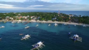 Malapascua Adası Sahili, Cebu, Filipinler. Sulu Denizi, Tekneler ve Arkaplanda Güzel Deniz Burnu. İHA