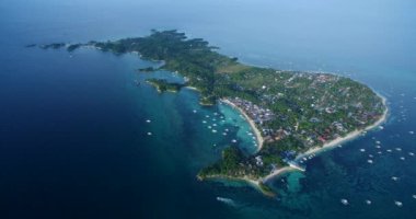 Filipinler, Cebu 'daki Malapascua Adası Sahili' ndeki Logon Plajı ve Tekneleri. Sulu Denizi, Tekneler ve Arkaplanda Güzel Deniz Burnu. 4k İHA