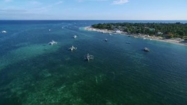 Cebu, Filipinler 'deki Malapascua Adası. Sulu Denizi ve Güzel Ödül Sahili, Arkaplanda Tekneleri olan Deniz Burnu. İHA