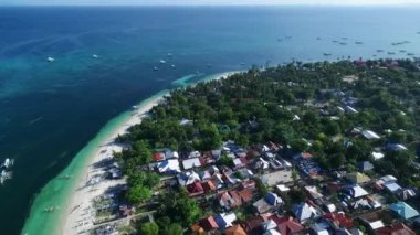 Cebu, Filipinler 'deki Malapascua Adası. Sulu Denizi ve Güzel Ödül Sahili, Arkaplanda Tekneleri olan Deniz Burnu. İHA