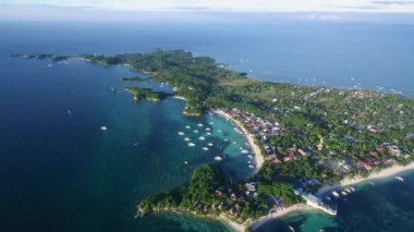 Malapascua Adası Sahili, Cebu, Filipinler. Sulu Denizi, Tekneler ve Arkaplanda Güzel Deniz Burnu. İHA