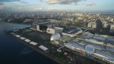 Filipinler 'in Manila şehrindeki Asya AVM' sinde. Gökdelenler Arkaplanda Şehir Planı ve İş Gökdelenleri