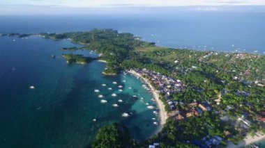 Malapascua Adası Sahili, Cebu, Filipinler. Sulu Denizi, Tekneler ve Arkaplanda Güzel Deniz Burnu. İHA