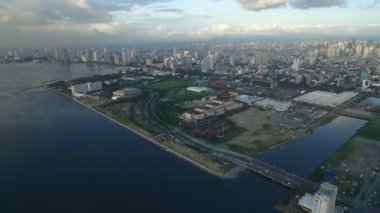 Filipinler 'in Manila şehrindeki Asya AVM' sinde. Gökdelenler Arkaplanda Şehir Planı ve İş Gökdelenleri