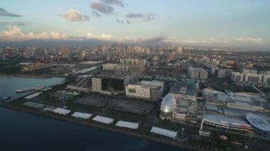 Filipinler 'in Manila şehrindeki Asya AVM' sinde. Gökdelenler Arkaplanda Şehir Planı ve İş Gökdelenleri
