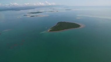 Filipinler, Palawan 'daki Puerto Princesa' daki Canon Adası. Sahil şeridi ve arka planda tekneler. Sulu Denizi. İHA