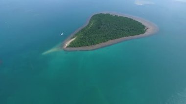 Filipinler, Palawan 'daki Puerto Princesa' daki Canon Adası. Sahil şeridi ve arka planda tekneler. Sulu Denizi. İHA