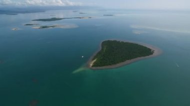 Filipinler, Palawan 'daki Puerto Princesa' daki Canon Adası. Sahil şeridi ve arka planda tekneler. Sulu Denizi. İHA