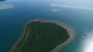 Filipinler, Palawan 'daki Puerto Princesa' daki Canon Adası. Sahil şeridi ve arka planda tekneler. Sulu Denizi. İHA
