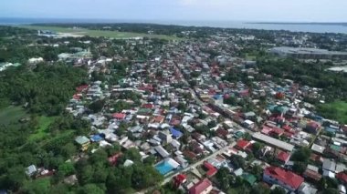 Filipinler 'in Palawan şehrindeki Puerto Prensesi. Arka planda Orman ve Mimarlık. İHA