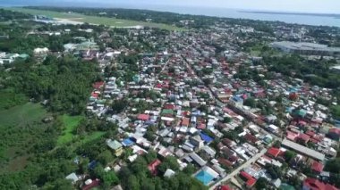 Filipinler, Palawan 'daki Puerto Princesa' daki Canon Adası. Sahil şeridi ve arka planda tekneler. Sulu Denizi. İHA