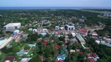 Filipinler 'in Palawan şehrindeki Puerto Prensesi. Arka planda Orman ve Mimarlık. İHA