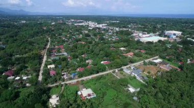 Filipinler 'in Palawan şehrindeki Puerto Prensesi. Arka planda Orman ve Mimarlık. İHA