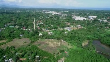 Filipinler 'in Palawan şehrindeki Puerto Prensesi. Arka planda Orman ve Mimarlık. İHA