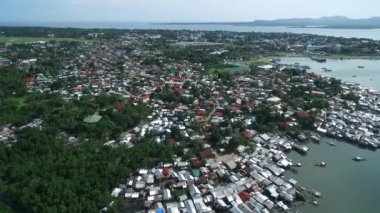 Filipinler 'in Palawan şehrindeki Puerto Prensesi. Arka planda Orman ve Mimarlık. İHA