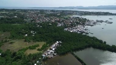 Filipinler 'in Palawan şehrindeki Puerto Prensesi. Arka planda Orman ve Mimarlık. İHA