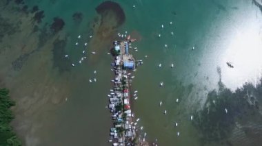 Filipinler, Palawan 'daki Puerto Princesa' daki Canon Adası. Sahil şeridi ve arka planda tekneler. Sulu Denizi. İHA