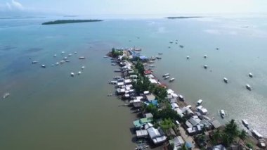 Filipinler, Palawan 'daki Puerto Princesa' daki Canon Adası. Sahil şeridi ve arka planda tekneler. Sulu Denizi. İHA