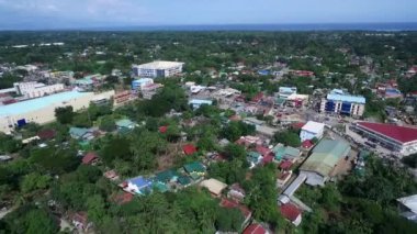 Filipinler 'in Palawan şehrindeki Puerto Prensesi. Alış veriş merkezi ve mimarlık arka planda. İHA
