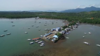 Filipinler, Palawan 'daki Puerto Prensesi. Honda Bay 'de sahil şeridi ve botlar arka planda. Sulu Denizi. İHA