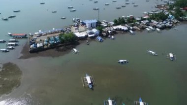Filipinler, Palawan 'daki Puerto Prensesi. Honda Bay 'de sahil şeridi ve botlar arka planda. Sulu Denizi. İHA