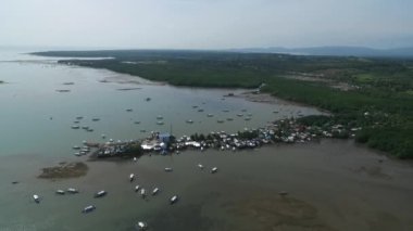 Filipinler, Palawan 'daki Puerto Prensesi. Honda Bay 'de sahil şeridi ve botlar arka planda. Sulu Denizi. İHA