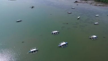 Filipinler, Palawan 'daki Puerto Prensesi. Honda Bay 'de sahil şeridi ve botlar arka planda. Sulu Denizi. İHA