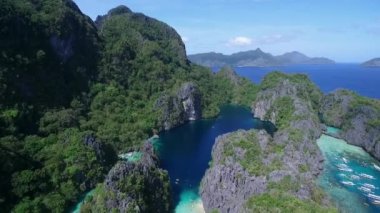 Palawan 'daki Büyük Göl, Manzara Yeri. El Nido, Filipinler 'de A turu. Güzel manzara, Küçük Göl ve Arka plan Denizi. İHA