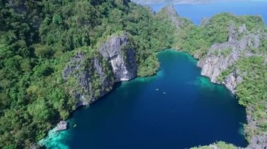Palawan 'daki Büyük Göl, Manzara Yeri. El Nido, Filipinler 'de A turu. Güzel manzara, Küçük Göl ve Arka plan Denizi. İHA