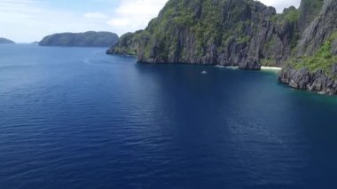 Palawan 'daki gizli göl, gezi yeri. El Nido, Filipinler 'de A turu. Arka planda güzel bir manzara ve deniz. İHA